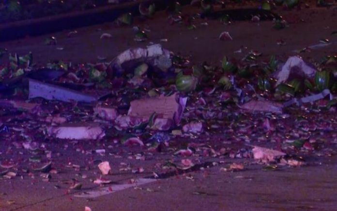 Acidente cobre rodovia do Texas com melancias esmagadas