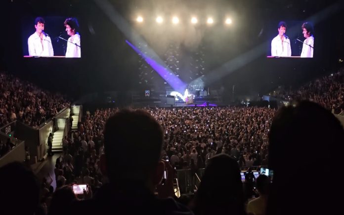 Charlie Puth fez homenagem a Matthew Perry com o tema de abertura de "Friends"