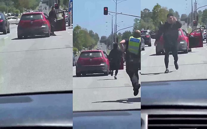 Condutor agressivo sai do carro para armar confusão, mas acaba por levar corrida de polícias