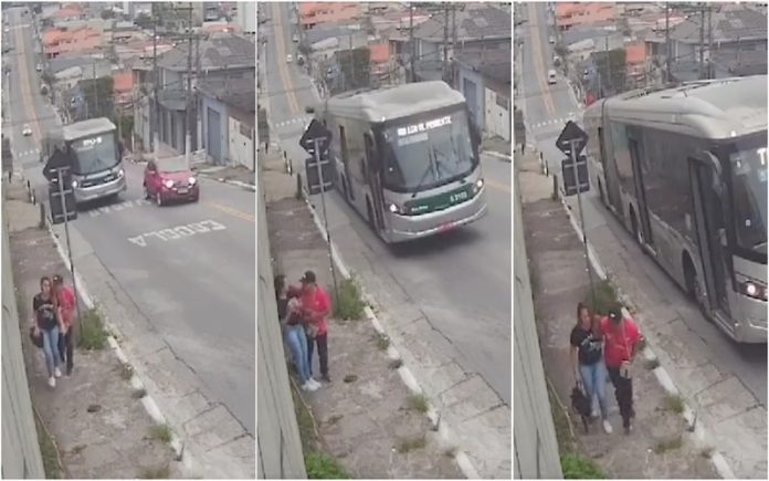 Motorista e passageiros saem de autocarro e salvam mulher de um homem que a assediava