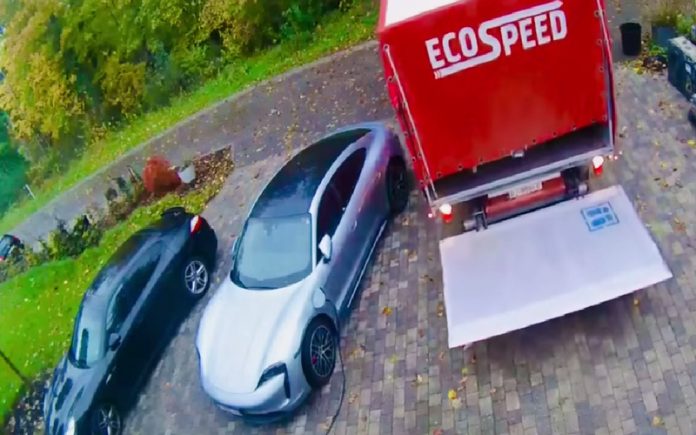 Porsche Taycan fica com a lateral destruída após manobra mal feita por camionista