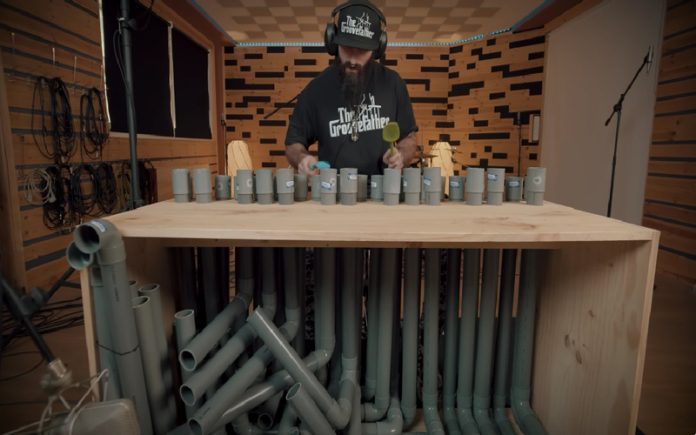 O Poder do Rock: Versão Incrível de 'Thunderstruck' do AC/DC com Tubos de PVC