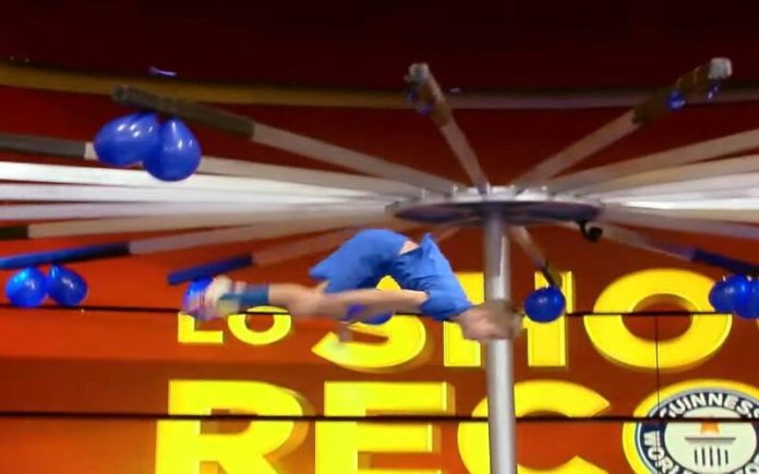 Trampolinista adolescente estoura balões enquanto dá cambalhotas para bater recorde mundial