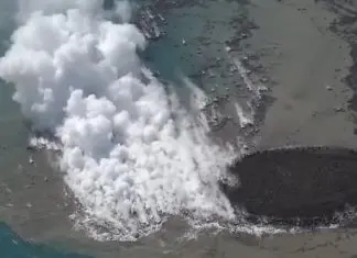 Vulcão submarino entra em erupção no Japão e está a criar uma ilha