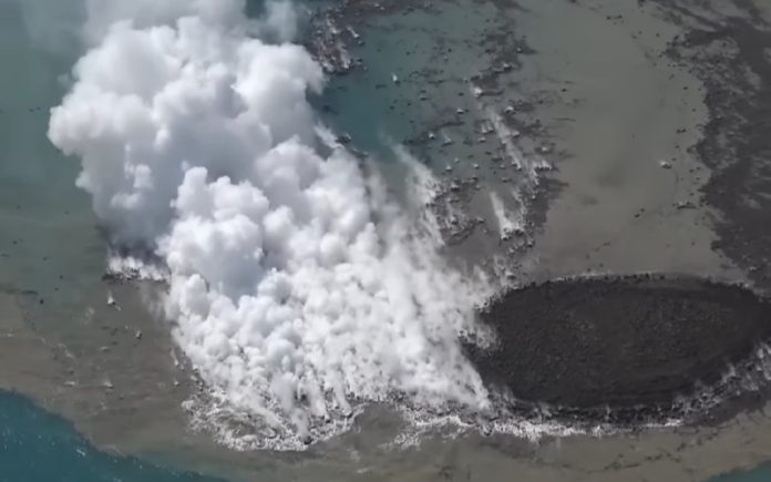 Vulcão submarino entra em erupção no Japão e está a criar cria uma ilha