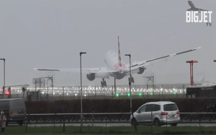 Boeing 777 enfrenta rajadas de vento para aterrar em Londres durante tempestade Gerrit