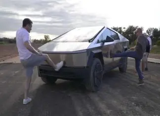 Cinco homens tentaram amassar a resistente Cybertruck da Tesla