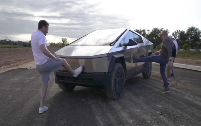 Cinco homens tentaram amassar a resistente Cybertruck da Tesla