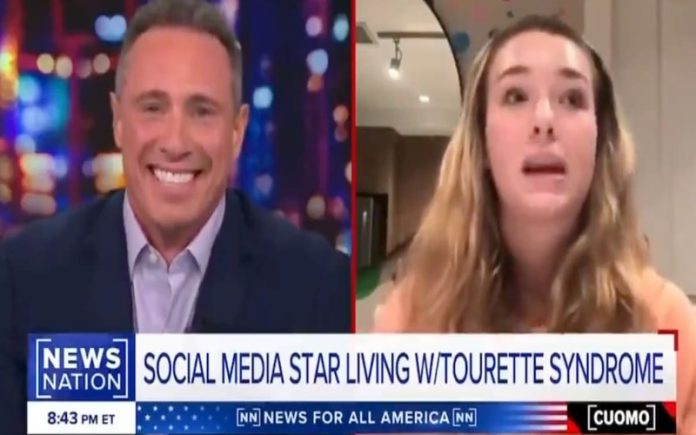 Jornalista ri durante conversa com jovem com Síndrome de Tourette