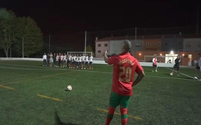 Ricardo Quaresma tenta marcar golo de trivela contra a barreira mais longa do mundo