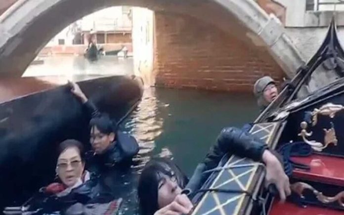 Turistas obcecados por selfies viram gôndola em Veneza
