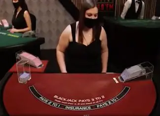 Dealer em mesa de blackjack online tem queda ao vivo