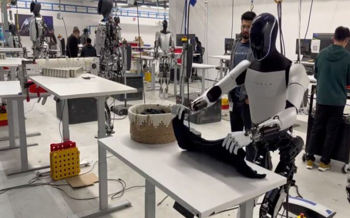 Elon Musk mostra robô humanoide da Tesla a dobrar t-shirt