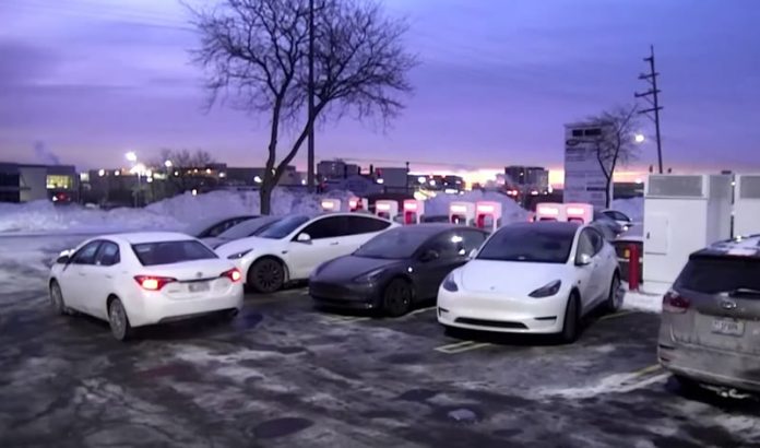 Frio extremo afeta carregamento de Teslas em Chicago
