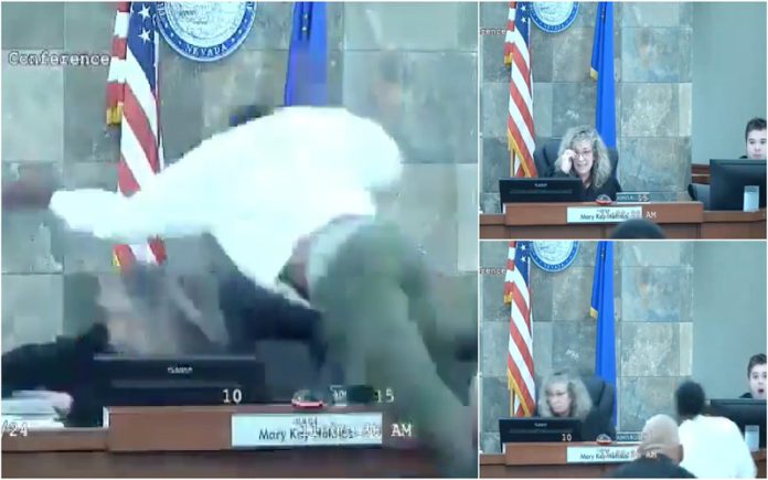 Homem agride juíza em tribunal após negação de liberdade condicional