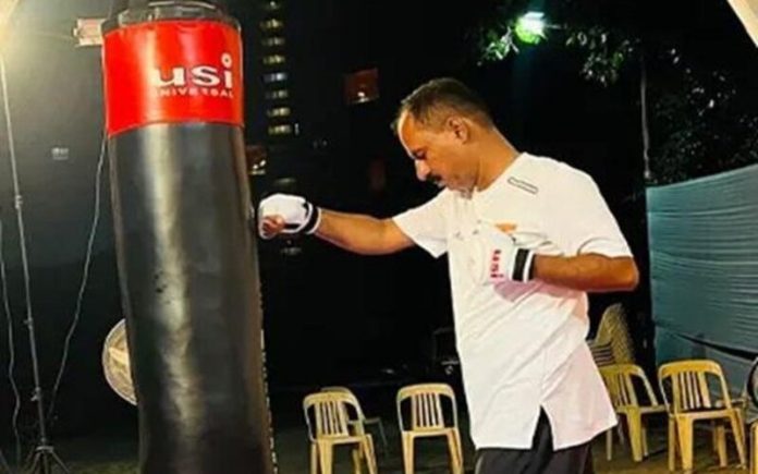 Homem indiano bate num saco de boxe por 55 horas e 15 minutos