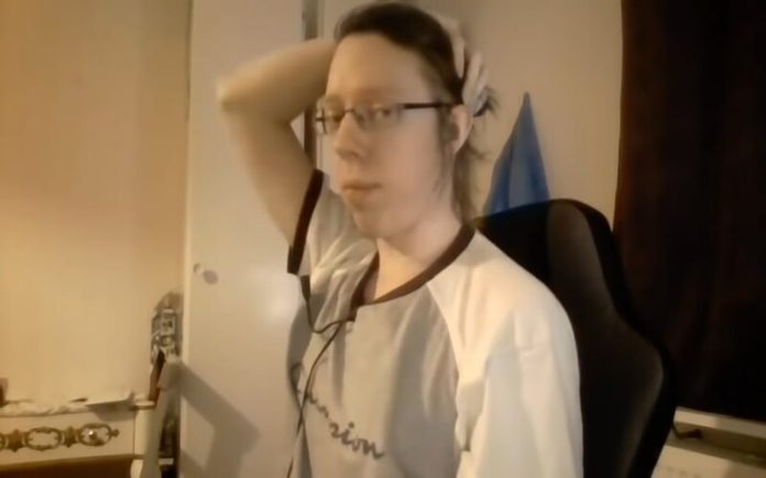 Youtuber que viralizou ao explicar 'Como é ser feio' casa com comentadora do vídeo