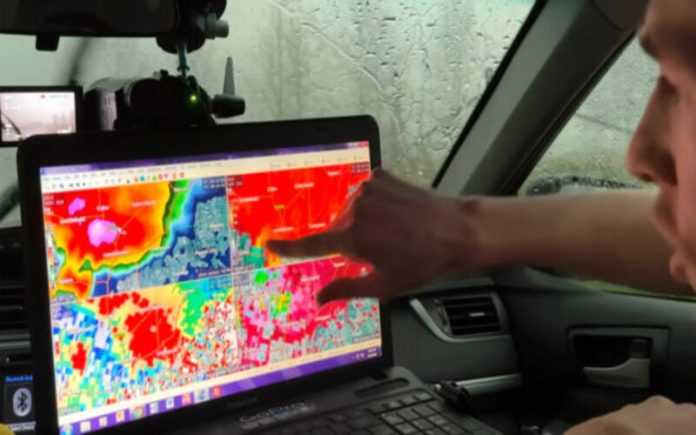 Caçadores são apanhados no vórtice de um tornado Uma experiência aterradora