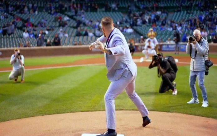 Conor McGregor realiza lançamento horrível em jogo de Baseball