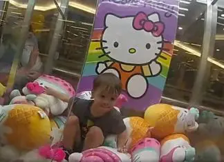 Criança de 3 anos é resgatada de dentro de uma máquina da ‘Hello Kitty’