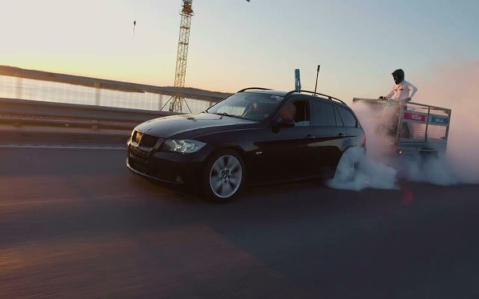 Estocolmo em chamas Duplo burnout com malta pesada do street racing