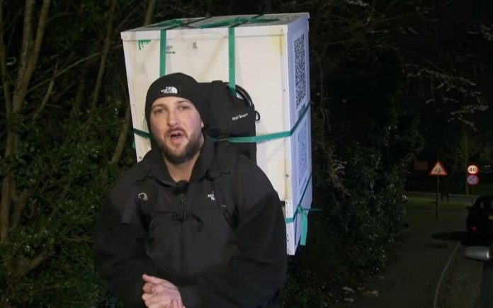 Homem utiliza um frigorífico para treinar para a maratona mas é interpelado pela polícia