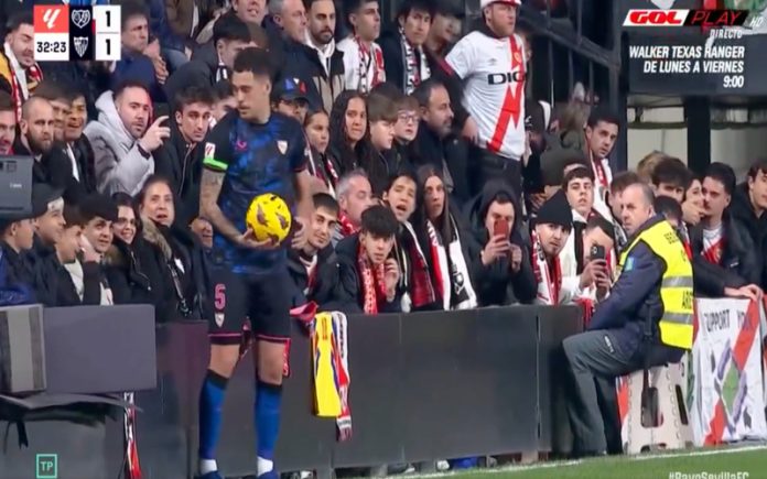 Jovem adepto provoca jogador de forma incompreensível durante o jogo