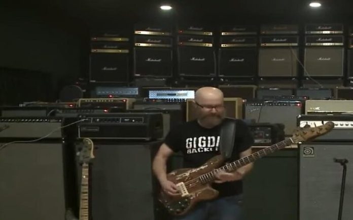 Músico toca através de 81 amplificadores ao mesmo tempo para recorde mundial