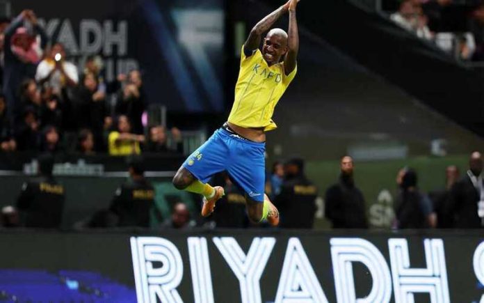 Talisca faz golo e festeja com um Sii diante de Messi