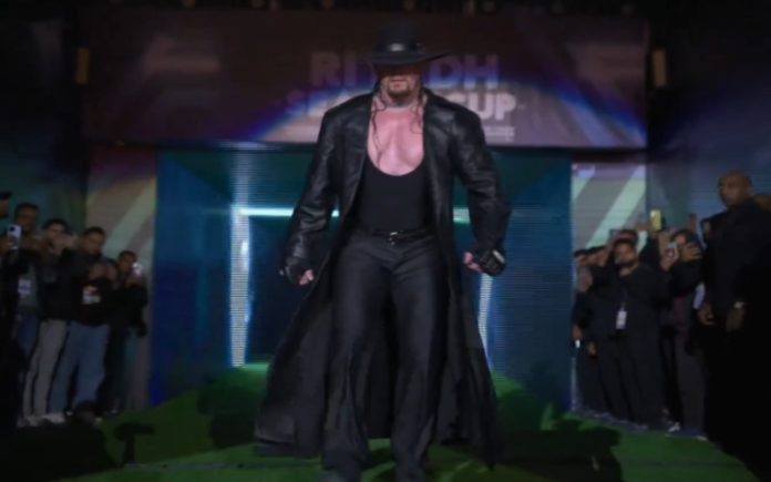 Undertaker faz a sua entrada na abertura do jogo entre Al Hilal e Al Nassr