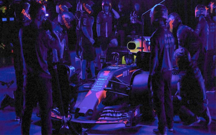 Desafio Extremo Equipa da Red Bull realiza Pit Stop na escuridão