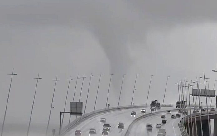 Pequeno tornado sobre o rio tejo em lisboa surpreende automobilistas Pequeno tornado sobre o rio tejo em lisboa surpreende automobilistas