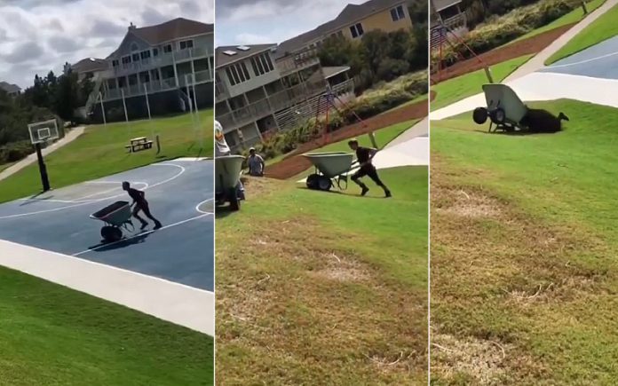 Tente não rir carro de mão cheio de areia cai sobre jardineiro durante tentativa de subida Tente não rir carro de mão cheio de areia cai sobre jardineiro durante tentativa de subida