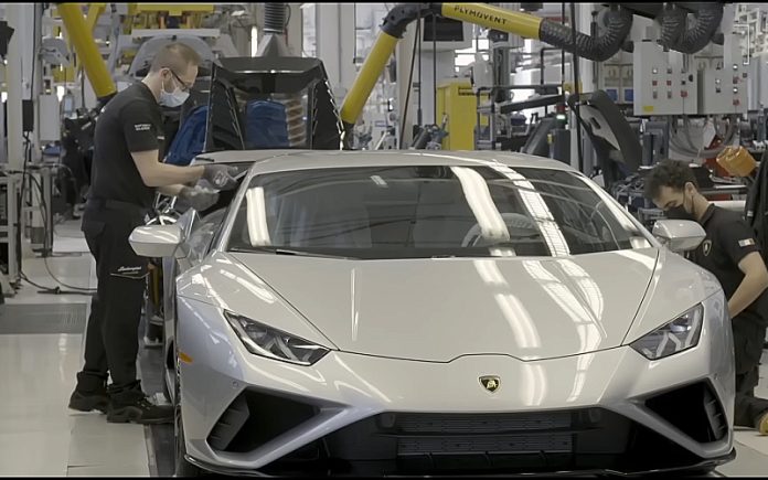 Uma visita a bilionária fábrica da Lamborghini na Itália