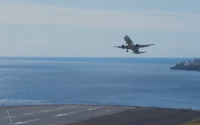 Vento impediu que avião da TAP Air Portugal aterra-se na Madeira e o momento ficou registado