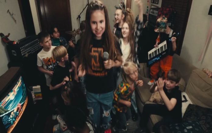 Banda formada por crianças tocou Wish dos Nine Inch Nails de forma soberba