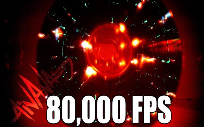 CD explode no Micro-ondas a 80000fps