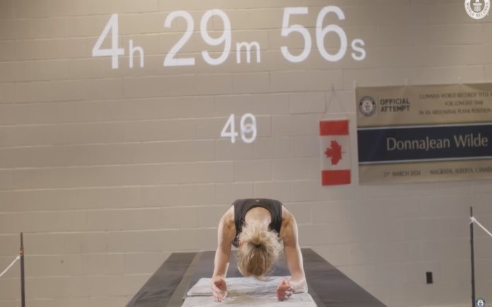 Mulher de 58 anos bateu o recorde mundial em prancha