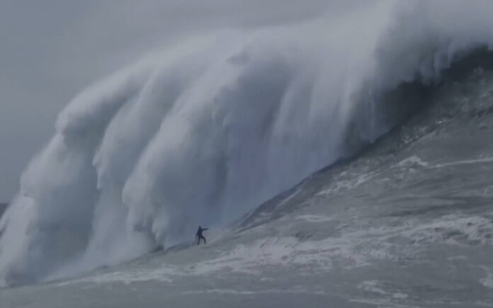 Surfista alemão reconquista título de maior onda surfada na Nazaré com 28,57 metros