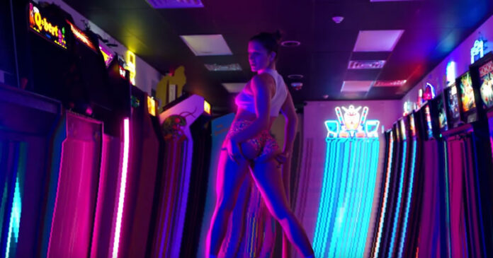 Nastya Nass surpreende com a sua explosiva performance de twerk no salão de jogos