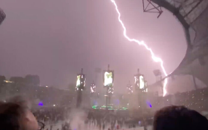 Relâmpago espetacular aprimora concerto dos Metallica na Alemanha