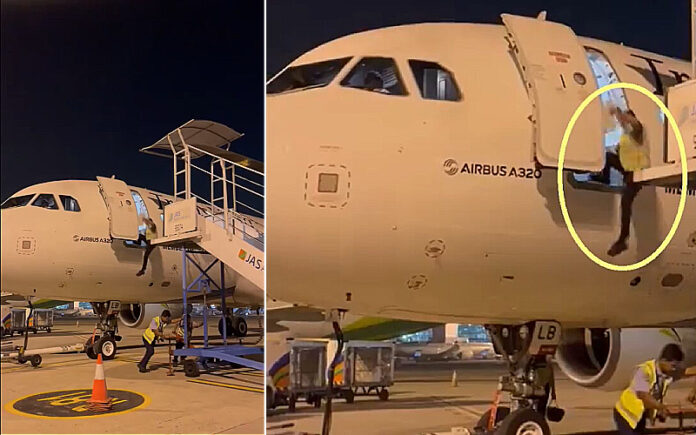 Sem escada, funcionário de companhia aérea cai de porta de avião Sem escada, funcionário de companhia aérea cai de porta de avião