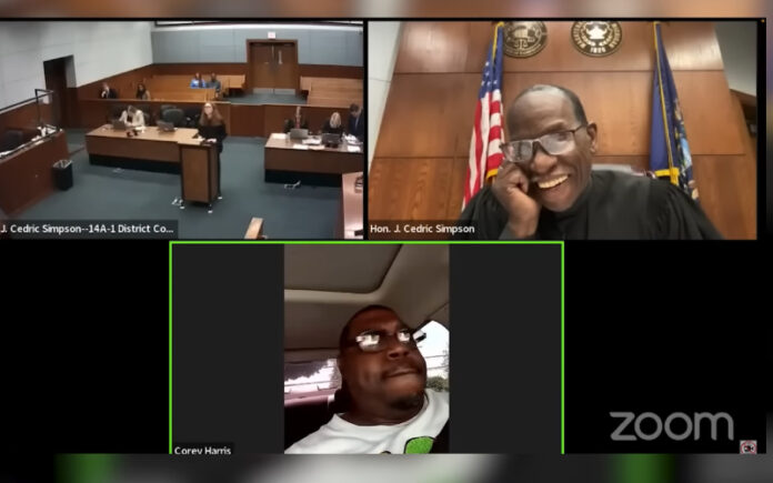 Homem aparece a conduzir em julgamento virtual após ter a carta de condução suspensa e reação do juiz torna-se viral