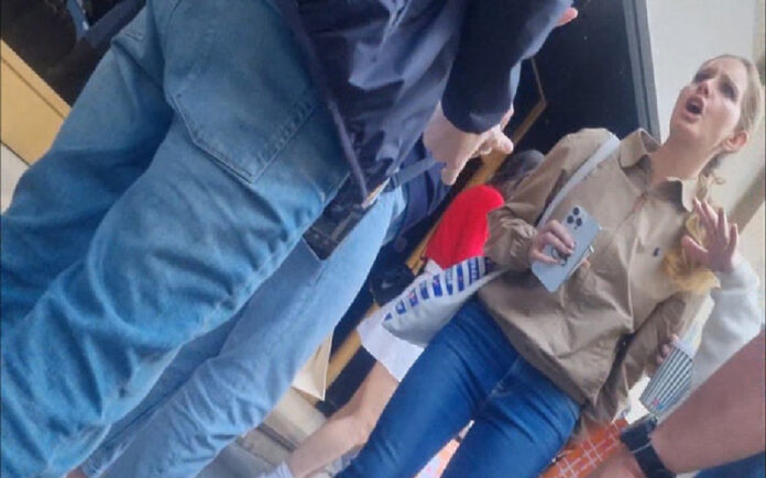 Lana Del Rey confronta seguidores em Paris