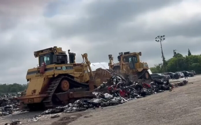 Mais de 200 veículos ilegais são esmagados em campanha de repressão em Nova York Mais de 200 veículos ilegais são esmagados em campanha de repressão em Nova York