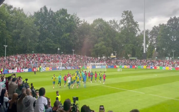 Mais de 8 mil pessoas assistem ao treino da Seleção Nacional em Gütersloh