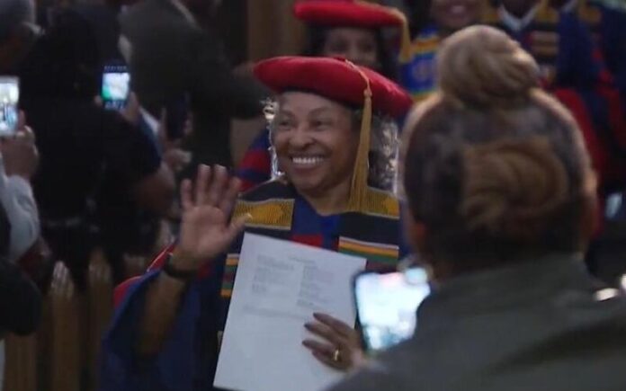 Mulher de 83 anos torna-se a mais velha graduada da Universidade Howard