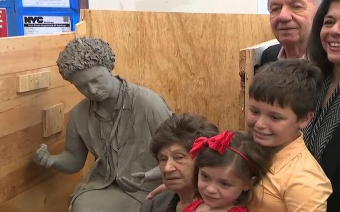 Mulher de 95 anos reencontra escultura perdida após 40 anos