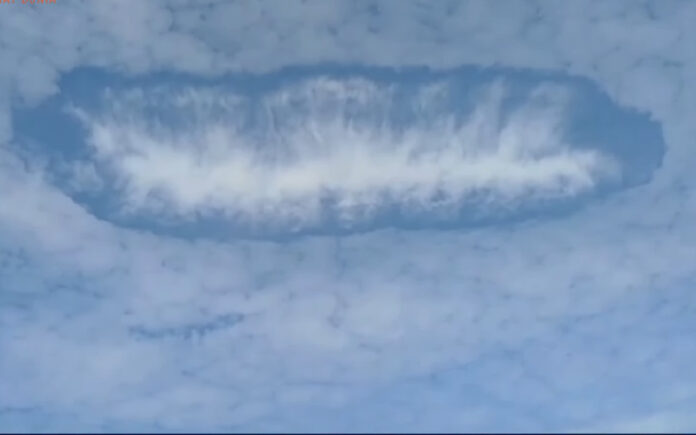 Portal se abre no céu sobre a Indonésia e assusta moradores Portal se abre no céu sobre a Indonésia e assusta moradores