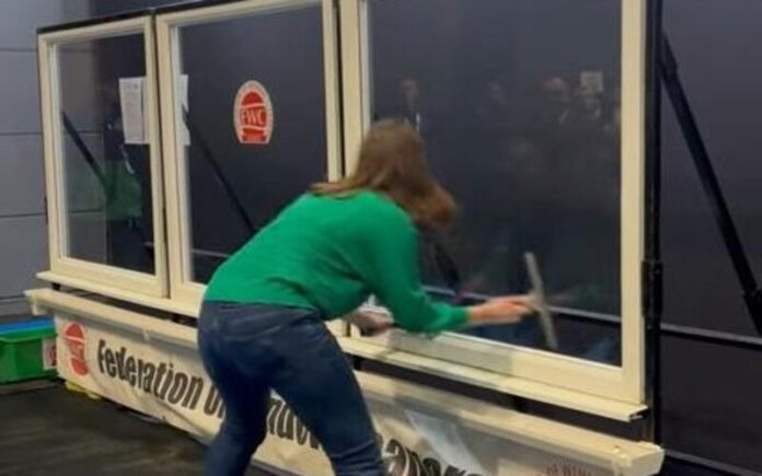 Profissional de limpeza de vidros estabelece novo recorde mundial em competição